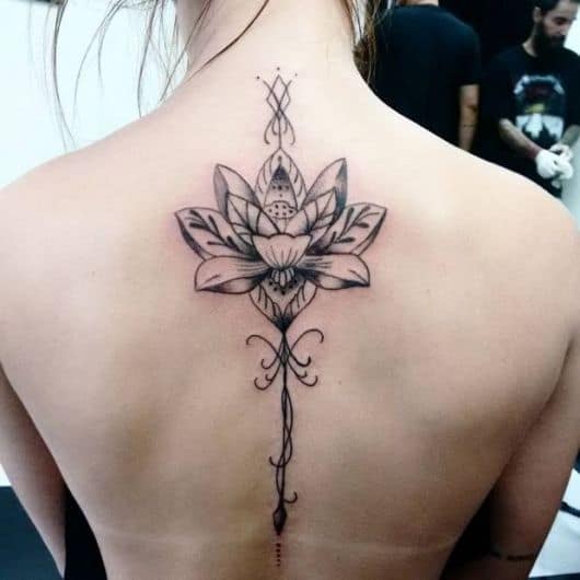 flor de lótus na altura das costas.