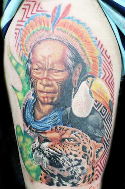 Índio brasileiro com a onça pintada e o tucano
