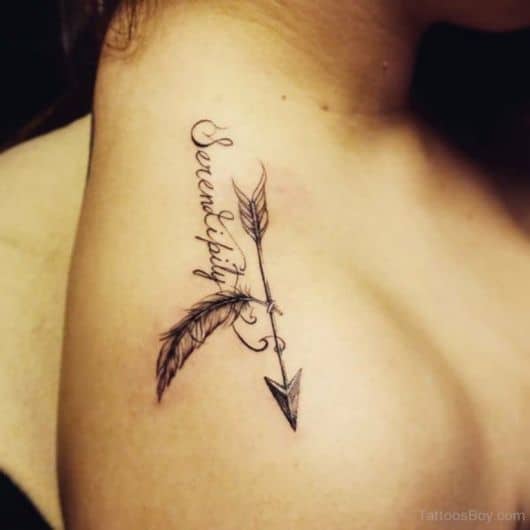 Tatuagem de flecha indígena com pena e frase
