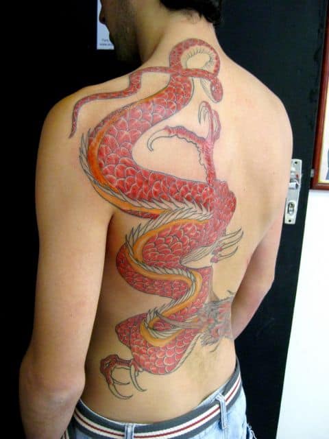 O dragão vermelho que pega toda a área das costas