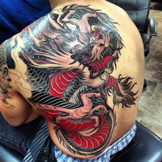 Tattoo de dragão preta e vermelha
