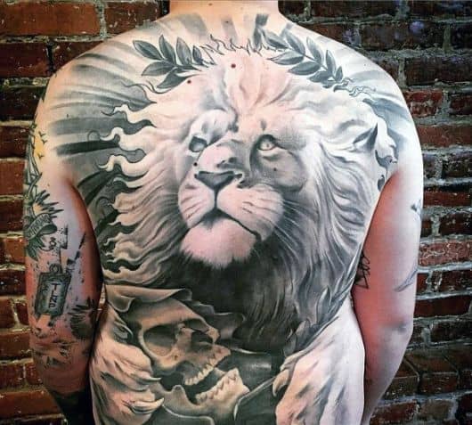 Tatuagem nas costas masculina de leão