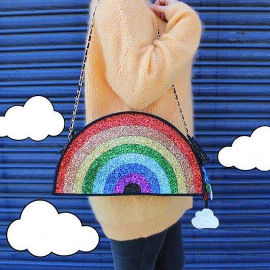 Bolsa imitando arco-íris.