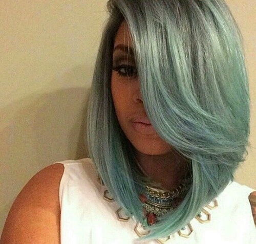 Chanel de bico em cabelo azul