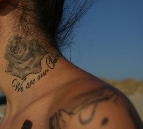 A rosa é uma boa tendência para tatuar junto com uma frase