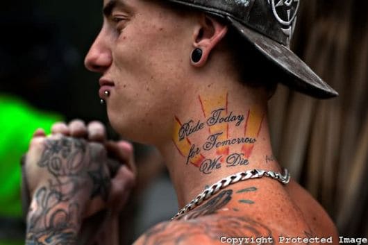 Rapazes alternativos gostam que sua tattoo no pescoço fique à mostra