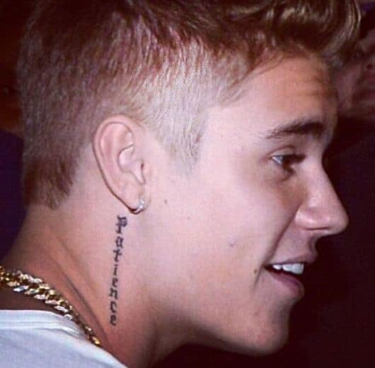 Justin Bieber entrou nessa moda e tatuou "Patience - Paciência"
