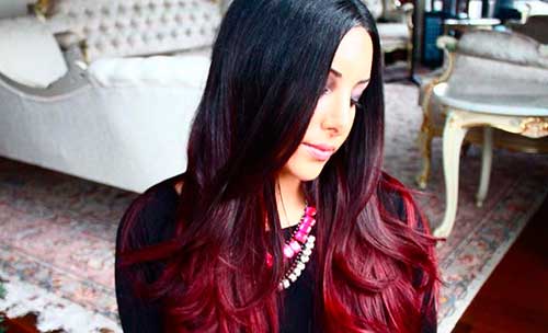 Ombré hair vermelho cereja em cabelo com pontas cacheadas