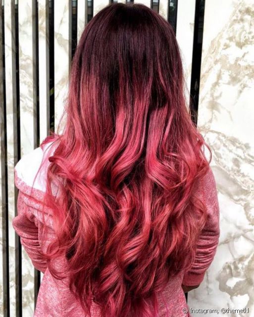 Ombré hair vermelho cereja em cabelo ondulado