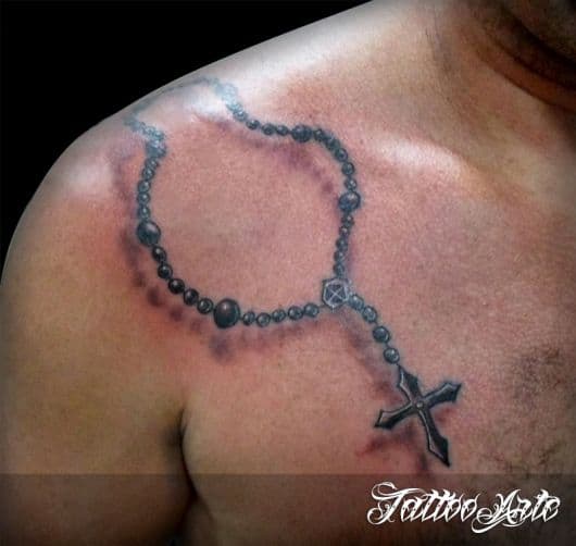 Tatuagem de terço com crucifixo