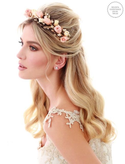 penteado semi-preso com tiara de flores