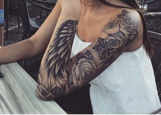tatuagem braço fechado feminino asas e flores