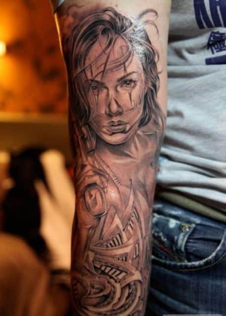 tatuagem braço fechado feminino de foto real