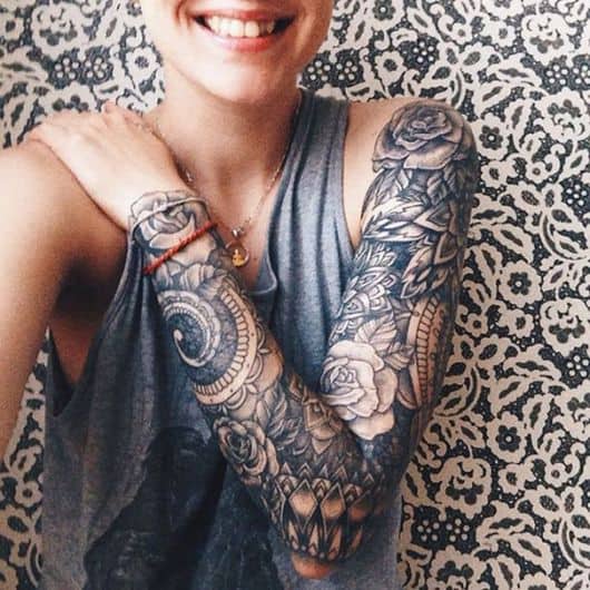 tatuagem braço fechado feminino grafista