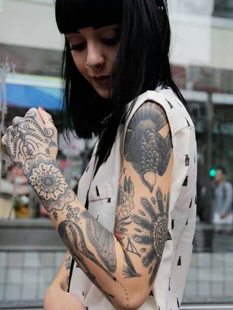 tatuagem braço fechado feminino braço e mão
