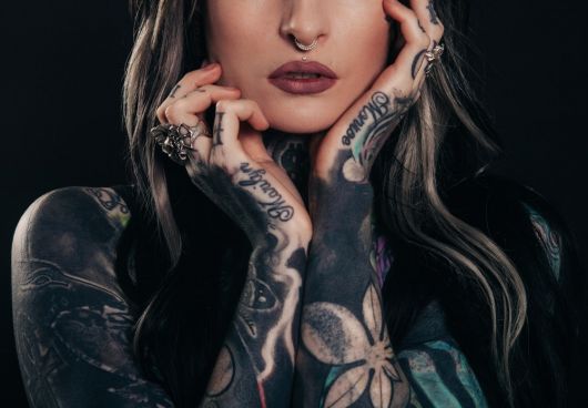 tatuagem braço fechado feminino tinta preta