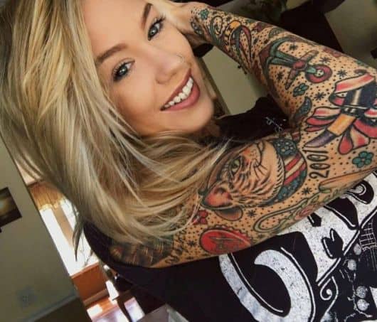 tatuagem braço fechado feminino colorida