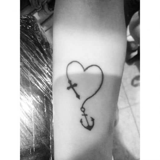Três inspirações em uma tatuagem: cruz, âncora e coração