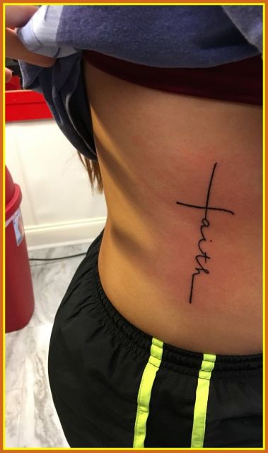 Tattoo de cruz formando a palavra "Fé"