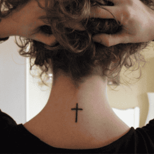 Pequena tattoo de cruz com inspiração religiosa