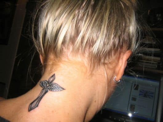 Tatuagem de cruz na nuca com asas