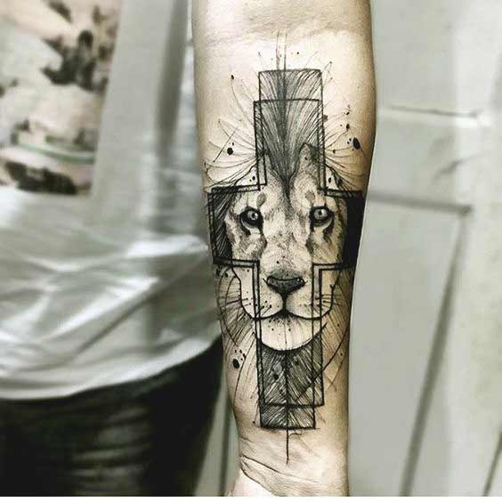 Tatuagem Masculina de Cruz com Escrita -Ele Vive -  Uma Linda e  Delic…  Tatuagens masculinas de cruz, Tatuagem atrás do braço, Tatuagem de  cruz masculina