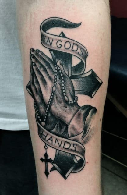 As tatuagens de cruz tem total ligação com a religião cristã e sempre está associada a outros elementos