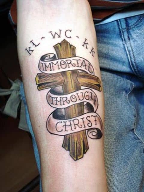 Tatuagem de cruz de madeira com pegada religiosa