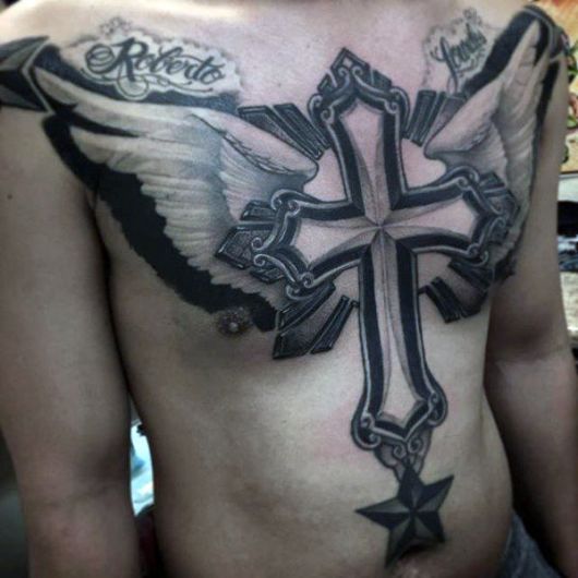 Uma tattoo enorme com asas no peito e na barriga