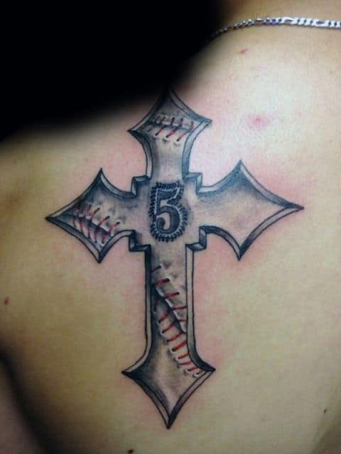Os detalhes na cruz valorizam a tattoo
