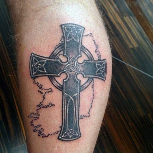 Tattoo de cruz na panturrilha