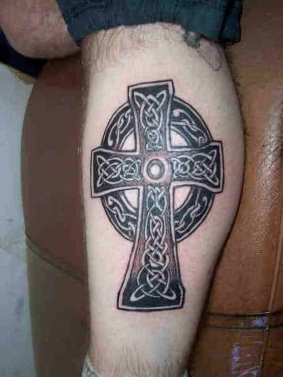 Uma cruz tradicional e uma cruz celta