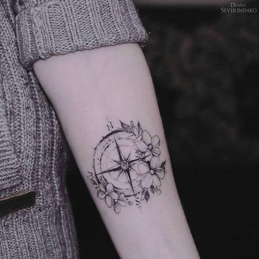 tatuagem flores braço