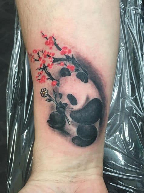 tatuagem de panda no antebraço feminina