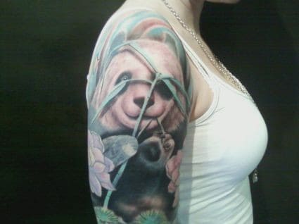 tatuagem de panda colorida no braço