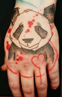 tatuagem de panda na mão com vermelho