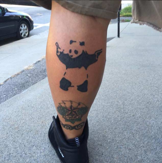 tatuagem de panda na panturrilha