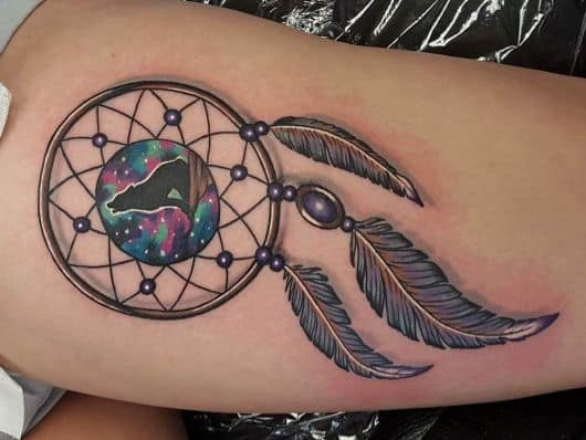tatuagem filtro dos sonhos na coxa com cores lindas