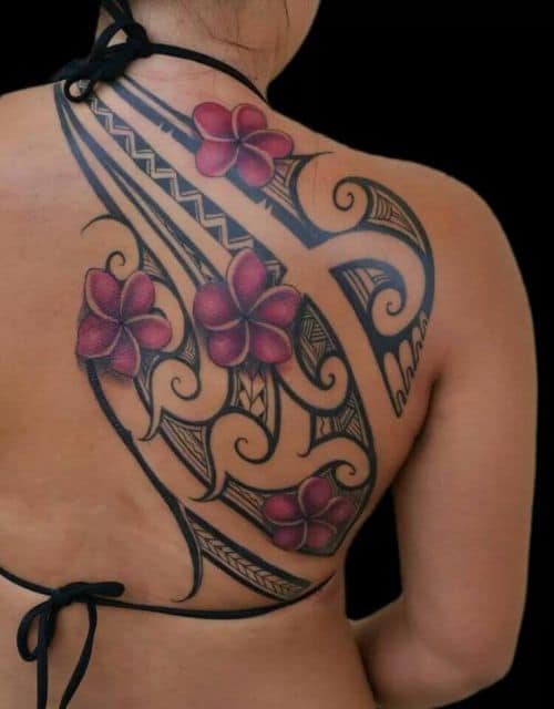 tatuagem com flores na costas