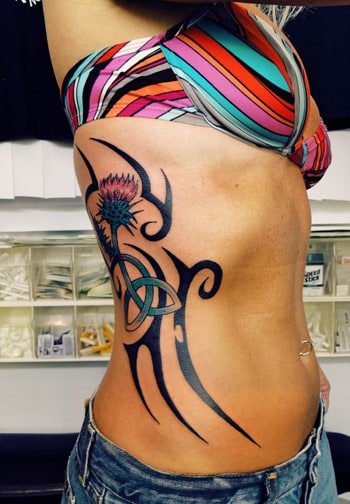 tatuagem com flor na costela