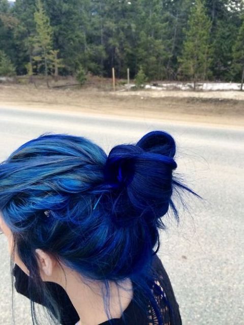 Mulher com cabelo preso azul.