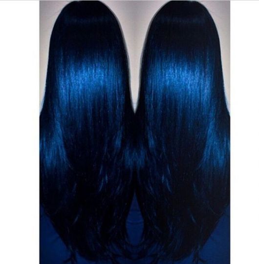 Mulher com cabelo azul escuro brilhante.