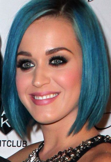 Katy Perry com cabelo curto azul.