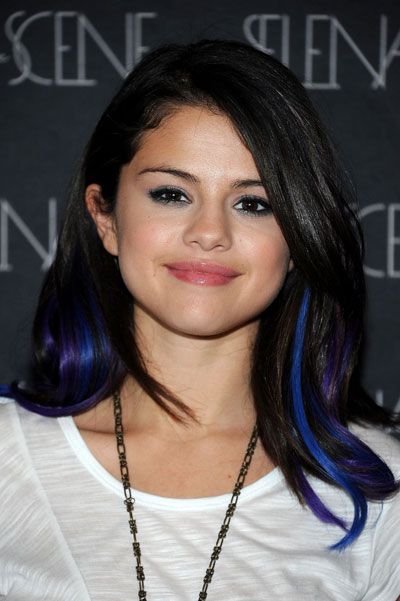 Selena Gomez com mechas azuis no cabelo.