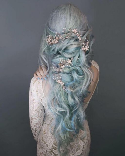 Mulher com cabelo comprido azul claro.