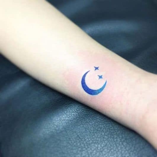 tatuagem colorida lua e estrelas