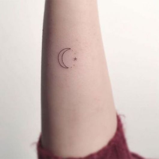 tatuagem delicada lua e estrela