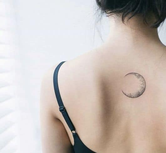 tatuagem meia-lua costas