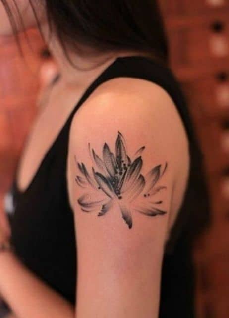 tatuagem feminina de flor de lótus