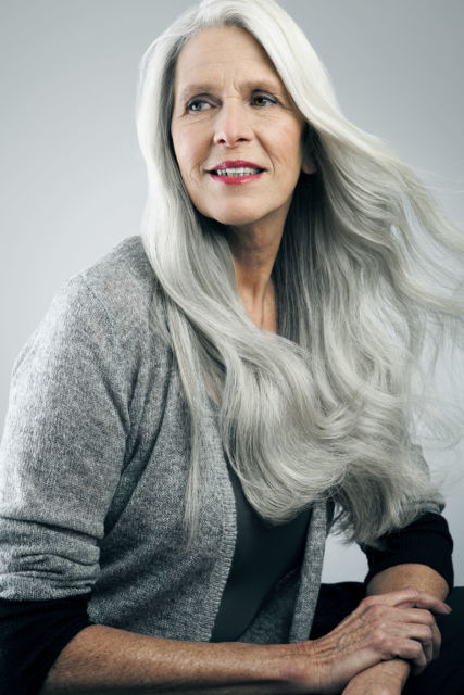 cabelo grisalho feminino muito longo